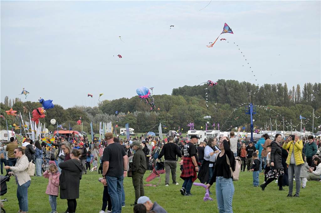 Das Drachenfest lockte bei strahlendem Sonnenschein am Samstag viele Besucher mit großen und kleinen Drachen an. Wir waren mit der Kamera dabei.