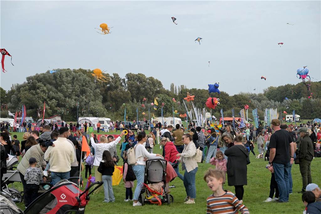 Das Drachenfest lockte bei strahlendem Sonnenschein am Samstag viele Besucher mit großen und kleinen Drachen an. Wir waren mit der Kamera dabei.