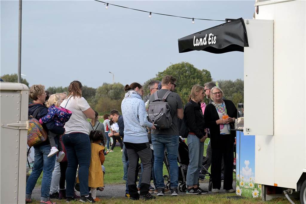 Das Drachenfest lockte bei strahlendem Sonnenschein am Samstag viele Besucher mit großen und kleinen Drachen an. Wir waren mit der Kamera dabei.