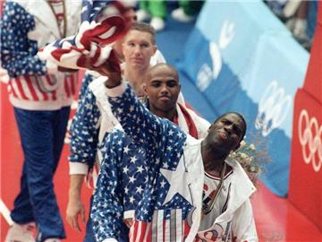 Das Dream Team mit Michael "Magic" Johnson (vorn), Charles Barkley (2.v.r.) und Chris Mullin (3.v.r.) holte 1992 in Barcelona klar olympisches Gold. 