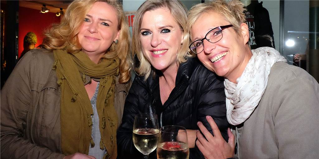 Am Freitag startet das Herbstfest in Dorsten - das sind unsere fünf Highlights Drei Frauen mit Weinglas beim Herbstfest in Dorsten