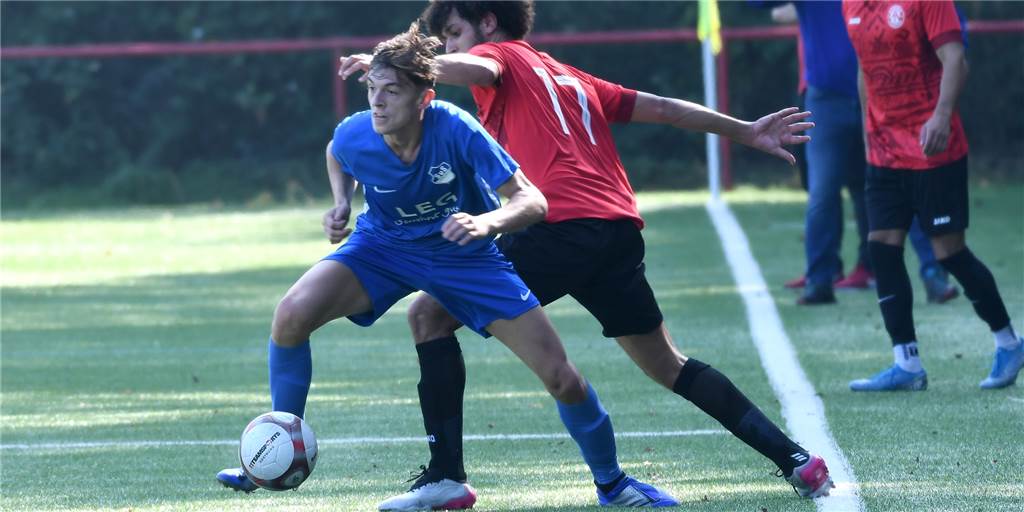 Castrop-Rauxeler Goalgetter feiert Comeback für seinen Klub - und kennt nur noch einen Mitspieler Das dritte Unentschieden im fünften Spiel verbuchte das junge Kreisliga-A-Team des SuS Merklinde (blaue Trikots) durch das 3:3 gegen Arminia Ickern. Mit dabei war ein Routinier, der ein Tor schoss.