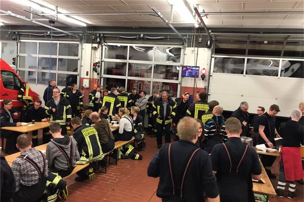 Das DRK Dinslaken versorgt gerade die Schermbecker Feuerwehr mit Erbsensuppe, Würstchen und Getränken.