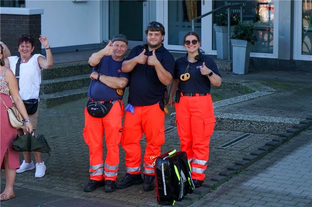 Drei Sanitäter des DRK Kirchhellen zeigen ihre Daumen nach oben.