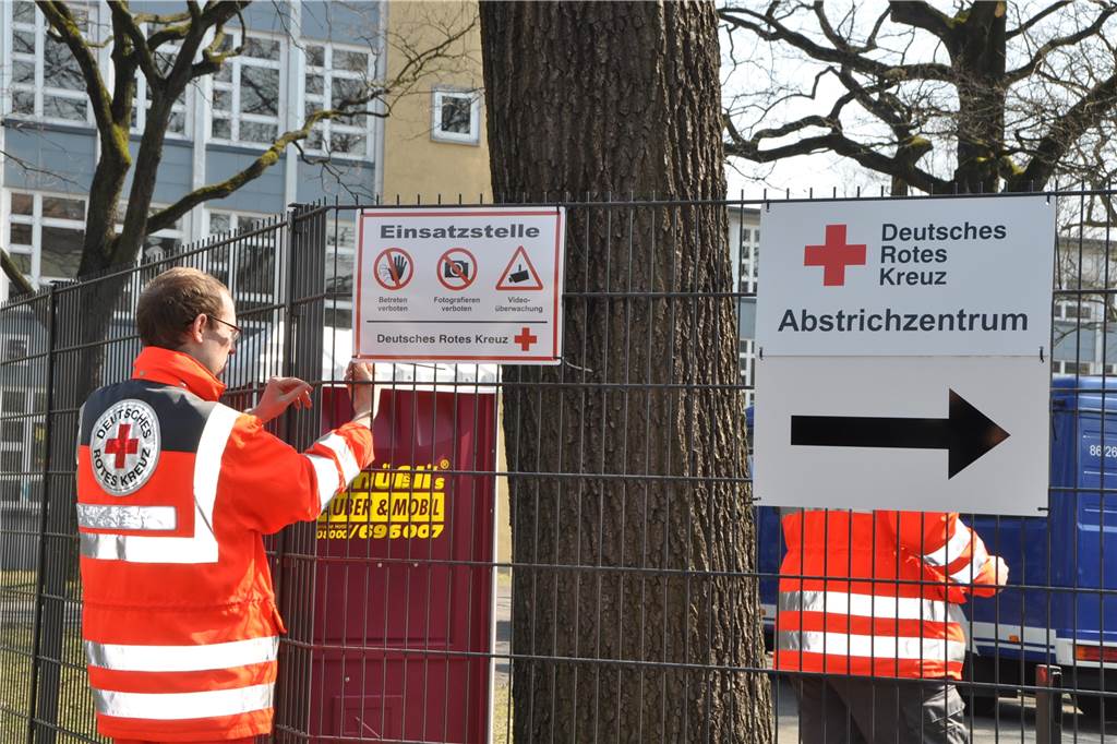 Erste Corona-Tests am Montag: Schulhof wird zu Schnelltest-Zentrum Das DRK schildert den Weg zum Abstrichzentrum aus.