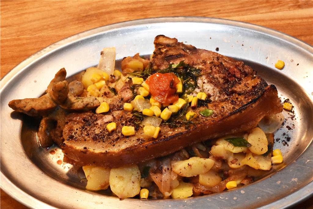 „Zur Barriere“ überzeugt beim Abholservice mit Qualität und Verpackung Das Dry-Age-Kotelett vom Münsterländer Landschwein war kross gebraten, aber trotzdem zart.