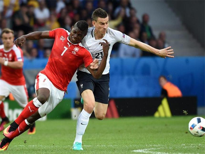 Offiziell: Schalke verpflichtet Breel Embolo Das Duell um den Gruppensieg ist ein Spiel mit intensiven Zweikämpfen - Der Schweizer Breel Embolo gegen Frankreichs Laurent Koscielny (r)