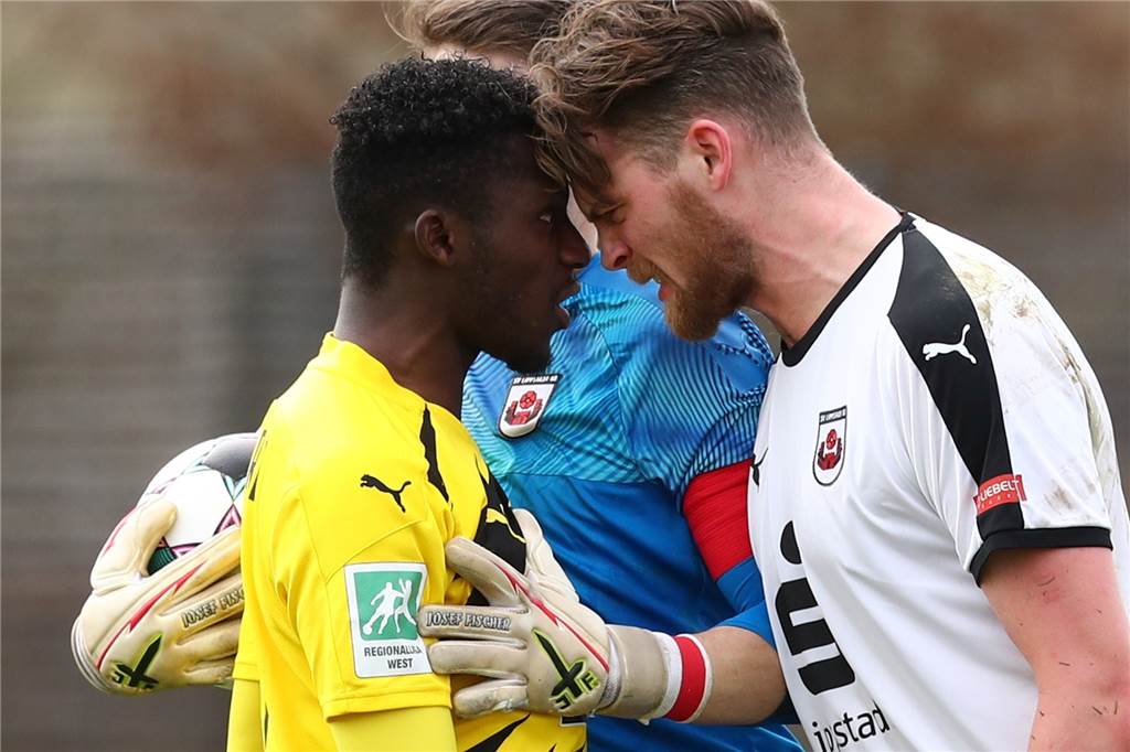 Holzwickeder SC: Neuer Trainer Marc Woller schaut in der Regionalliga kaum auf den Ball Das Duell zwischen Aufstiegs- und Abstiegskandidat gewann kurzzeitig an Emotionalität.