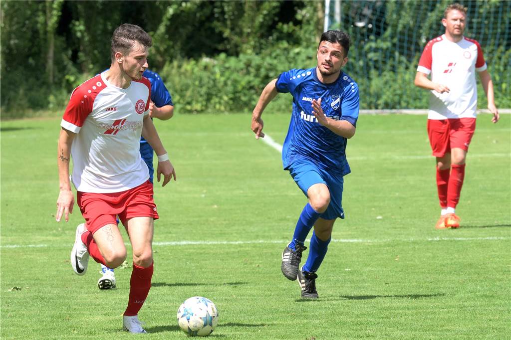 Trainerteam vom BV Lünen steht hinter Kreiswechsel Ein Niederadener Spieler verfolgt den Ballträger des BV Lünen.