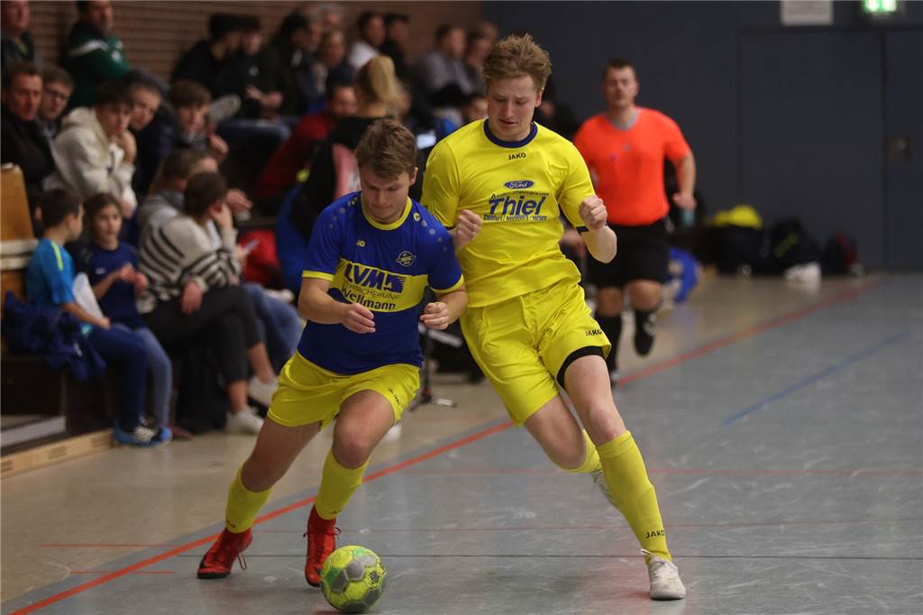 VfL Senden gewinnt den Davertpokal: Favorit scheitert in der Vorrunde, SV Herbern II überrascht Das Duell zwischen dem SV Herbern und Benjamin Sodic (l.) und dem SV Herbern II und Niclas Sondermann (r.) war ein besonderes.