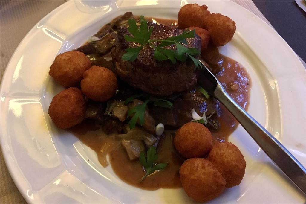 Im Vredener Gasthaus Terrahe gibt es bestes Fleisch vom eigenen Metzger Das Duett vom Rind: Ein kleines Rumpsteak auf Ochsen-Ragout.