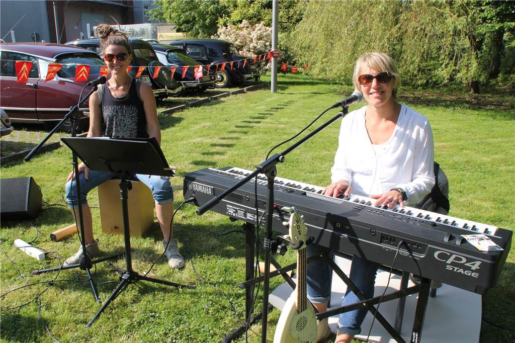 Das Duo "a.mie" sorgte am Eröffnungstag für Musik.