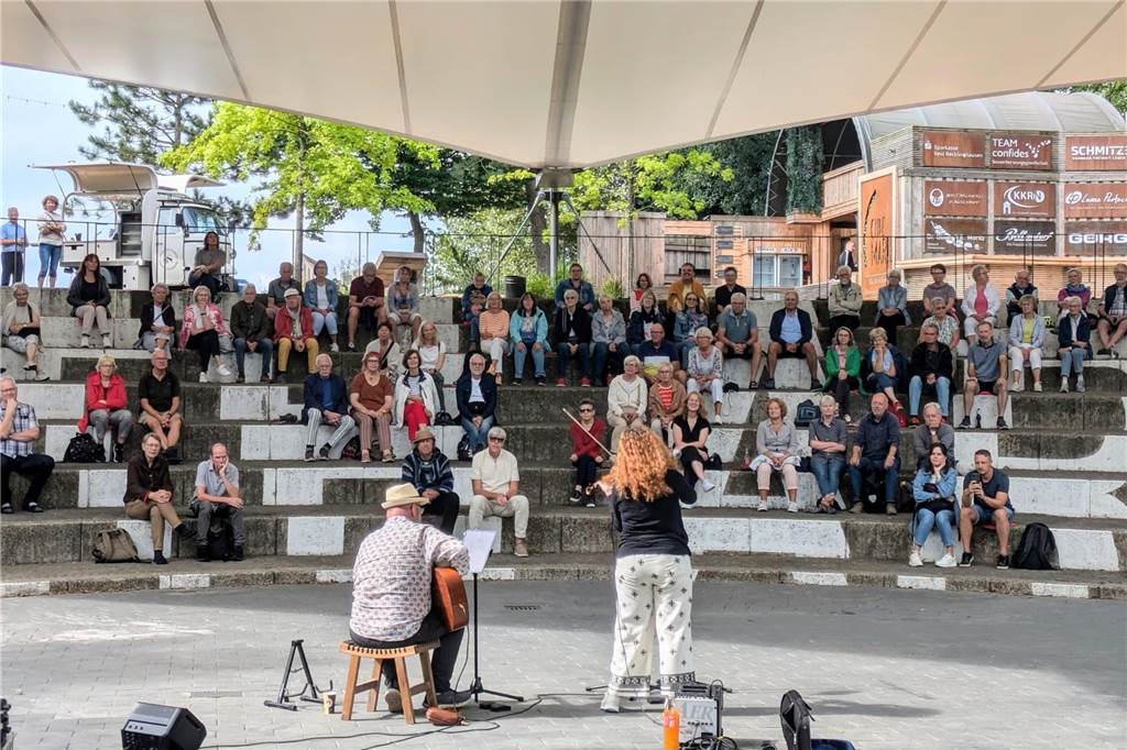 Von Amy bis Yentl: Hunderte Besucher bei „Musik im Film“-Open-Air Das Duo Corretto nahm das Publikum am Sonntag mit auf eine Zeitreise durch die Filmmusik-Geschichte.