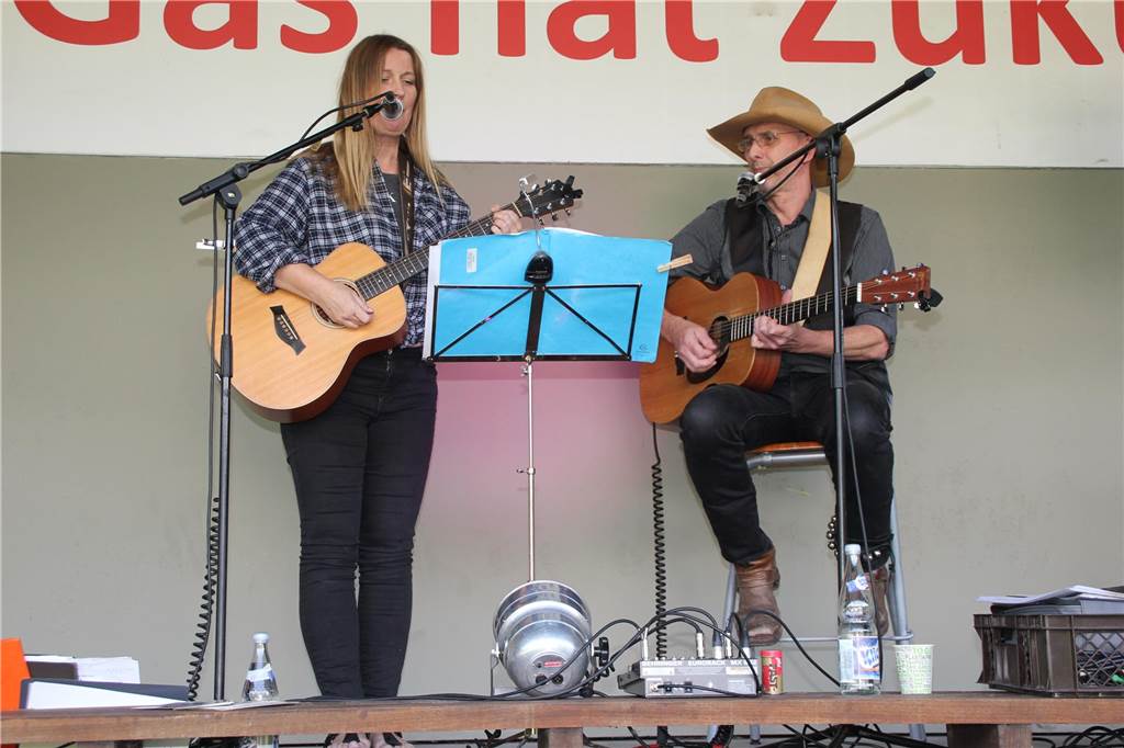 Sternenkino zieht wenige Besucher an: „Hätten mehr Werbung machen müssen“ Das Duo "Verena Hoffmann und Christoph John" sorgte beim Sternenkino, vor Spielfilmbeginn, für Musik.