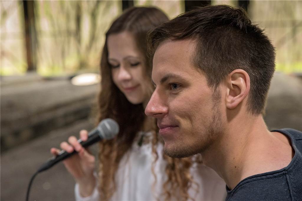 Das Duo "Zwei von uns" tritt am 23. Juli im Stadtpark auf.