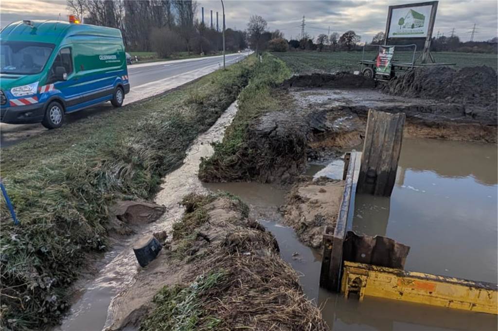 Wittekindstraße hinter Stockum steht unter Wasser: Polizei sichert Bereich ab Das durch den Rohrbruch ausgetretene Wasser wird abgepumpt.