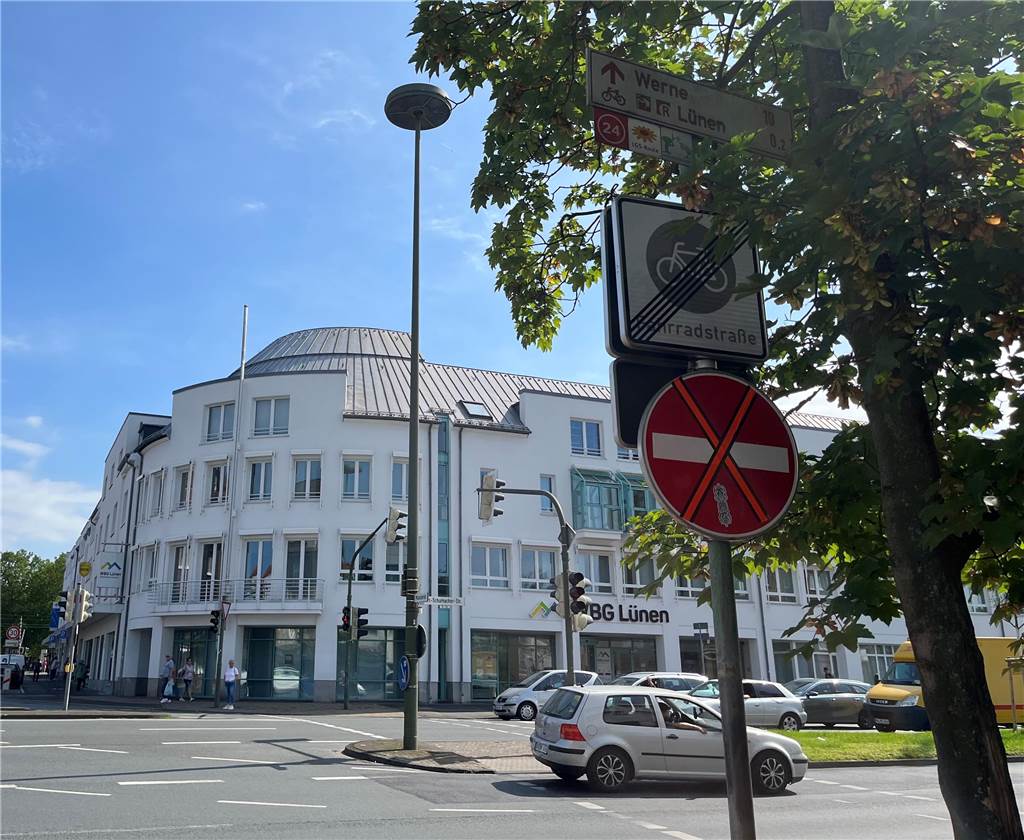 Poller-Experiment ist gestartet: Nicht jeder hält sich an die neuen Regeln Das "Durchfahrt verboten"-Schild gilt für fünf Wochen nicht mehr. Rechts abbiegen ist nun an der Kreuzung Münsterstraße/Kurt-Schumacher-Straße erlaubt.