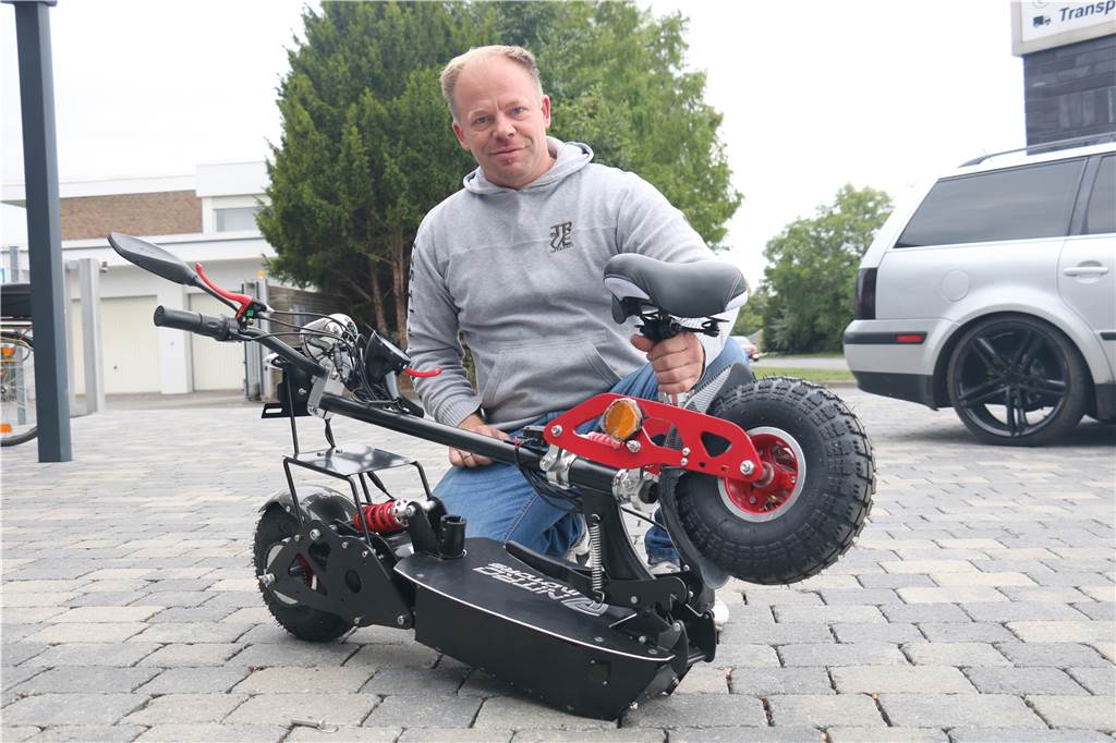 In diesen Werner Geschäften gibt‘s E-Scooter - und das kosten sie Das E-Scooter-Modell von Nitro Motors lässt sich mit wenigen Handgriffen zusammenklappen.