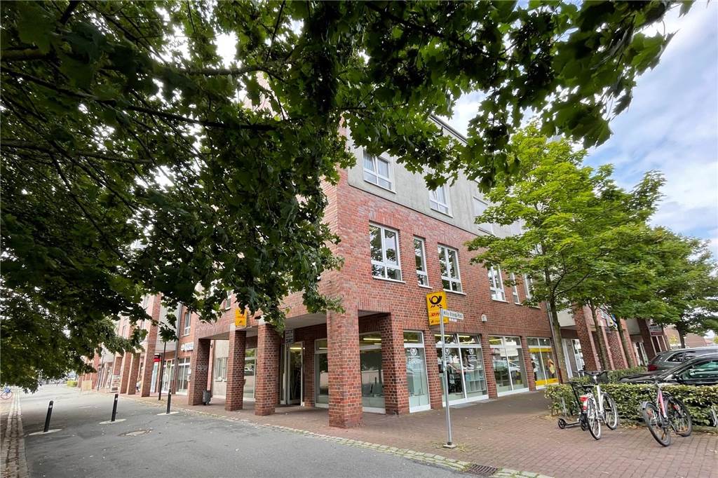Schreibwarengeschäft und Poststelle am Willy-Brandt-Platz schließen Das Eckgeschäft hinter den Säulen ist das letzte Fachgeschäft für Schreibwaren und Bürobedarf in Selm: das Geschäft Gerling, das auch eine Poststelle ist. Das wird sich in den nächsten Wochen ändern.