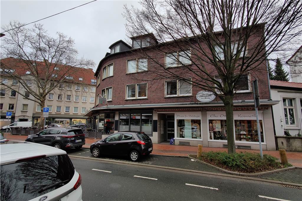 Immobilie in Toplage steht zum Verkauf: Pizzeria, Wohnungen und Fußpflege Am Biesenkamp in der Castroper Altstadt steht ein Haus zum Verkauf.