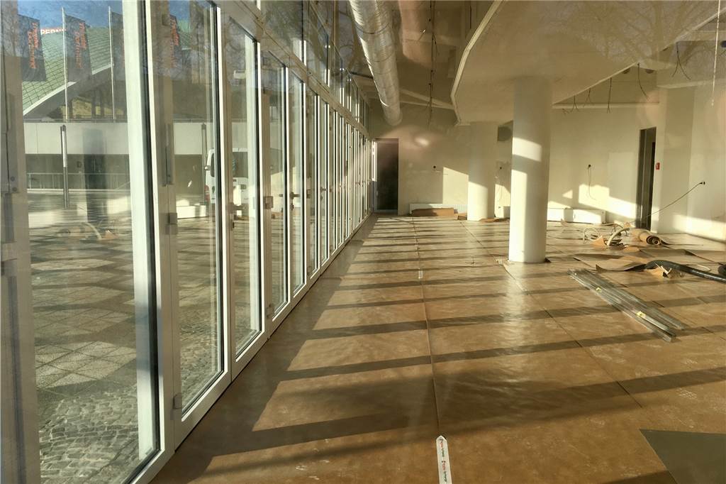 Neues Leben auf dem Platz der Alten Synagoge: Theatervorplatz wird zum Künstlermarkt Das Ecklokal im Haus Hansastraße 101, direkt neben dem Opernhaus, soll bald Gastronomie (nicht nur) für Theatergänger bieten.