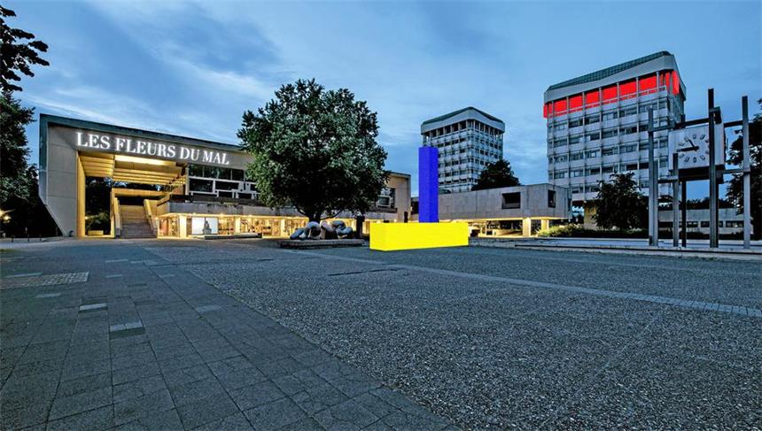 Zur Lichtkunst? Immer schön der gelben Motte nach Das effektvollste Lichtkunstwerk in Marl: ?Piet!? von Martin Pfeifle ist mit seinen klaren Farben eine Anspielung auf den Maler Piet Mondrian. Pfeifle setzt damit auch die einst avantgardistische Architektur des Rathauses in Szene