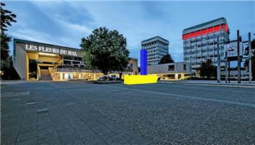 Das effektvollste Lichtkunstwerk in Marl: ?Piet!? von Martin Pfeifle ist mit seinen klaren Farben eine Anspielung auf den Maler Piet Mondrian. Pfeifle setzt damit auch die einst avantgardistische Architektur des Rathauses in Szene