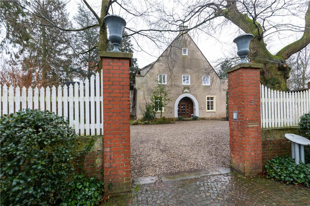 Das ehemalige Burgmannshaus ist eine tolle Kulisse für Hochzeitsfotos.