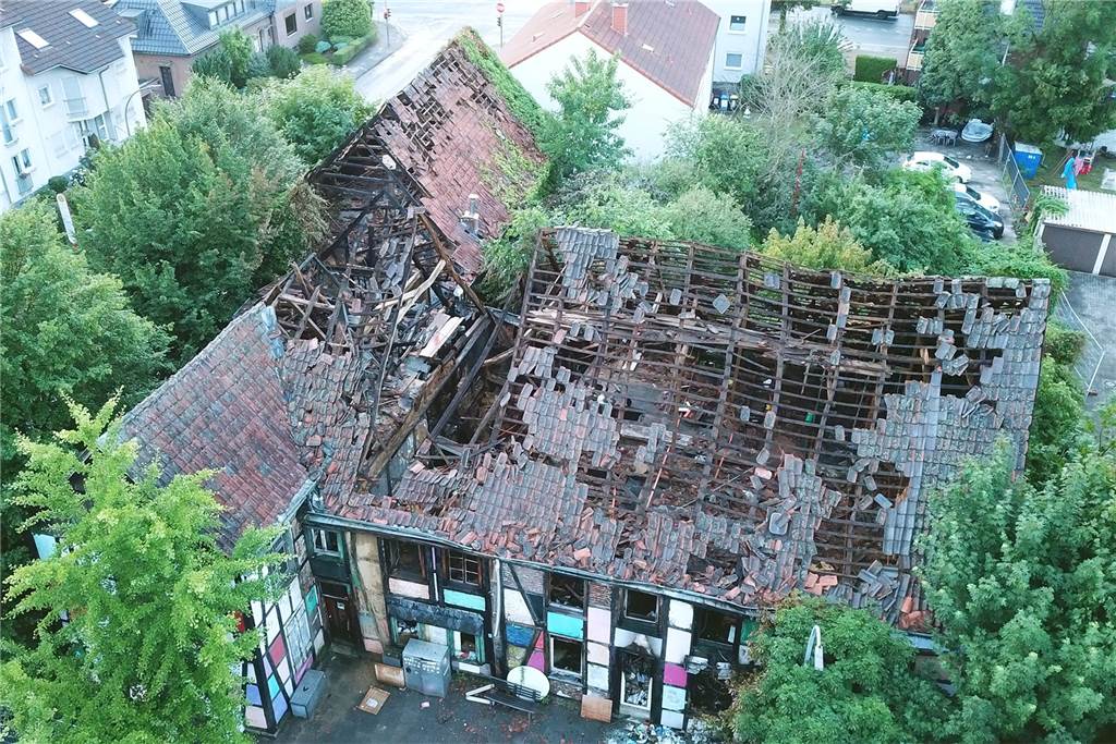 Einst BVB-Jugendspieler: 38 Jahre später lebt Jochen auf einer Parkbank Das ehemalige "Café Chaos" oder "Schiefereck" nach dem Feuer. Im linken langgezogenen Teil hatte Jochen seinen Schlafplatz. Papiere und seine wenigen persönlichen Sachen musste er wegen Einsturzgefahr in der Ruine zurücklassen.