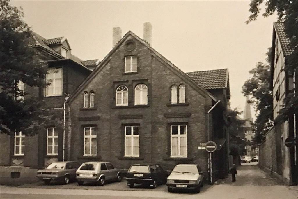 Das ehemalige Kinderheim St. Josef stand dort, wo sich heute der gleichnamige Kindergarten befindet: In der Straße "Auf dem Berg". Am rechten Bildrand ist die Klostermauer zu sehen.