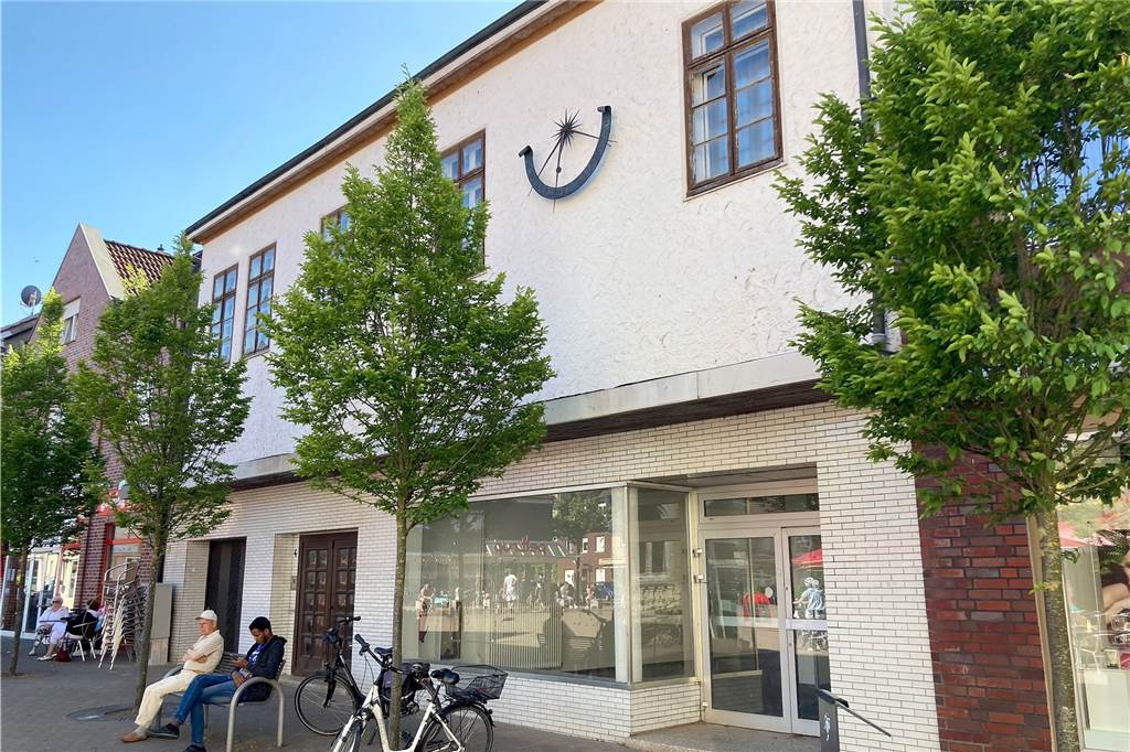 Vergessen in Olfen: Was Franz Wiesmann tat für den Freiherrn vom Stein Das ehemalige Kino von Olfen am Marktplatz. Von vorne ist nicht zu sehen, dass das Gebäude eingestürzt ist. Auch seine Bedeutung als Geburtshaus von Franz Wiesmann ist nicht zu erkennen.