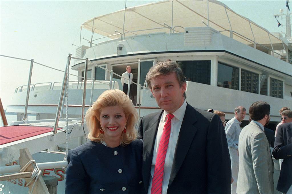 Mutter von Ivanka: Donald Trumps Ex-Frau Ivana gestorben Donald Trump(r), und seine damalige Frau Ivana stehen am 04.07.1988 vor der Luxusjacht «The Trump Princess», die am East River-Pier in New York, USA, festgemacht ist.