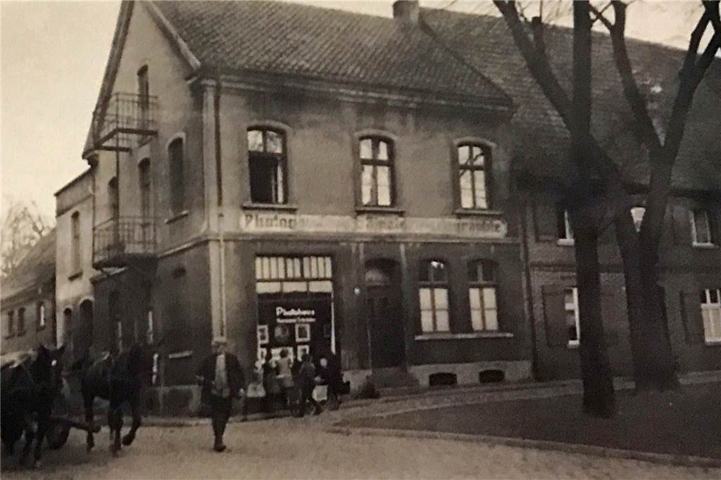 Das ehemalige "Photohaus Schröder" am Roggenmarkt. Inzwischen befindet sich in diesem Gebäude der Party-Service Klimecki.