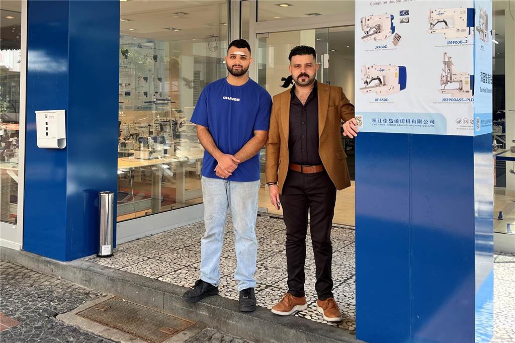 Syrer eröffnen Nähmaschinengeschäft in der Castroper Altstadt Ibrahim Sharbawi und Munzer Safaya stehen vor dem ehemaligen Schlatholt-Geschäftsgebäude, das sie kürzlich angemietet haben.