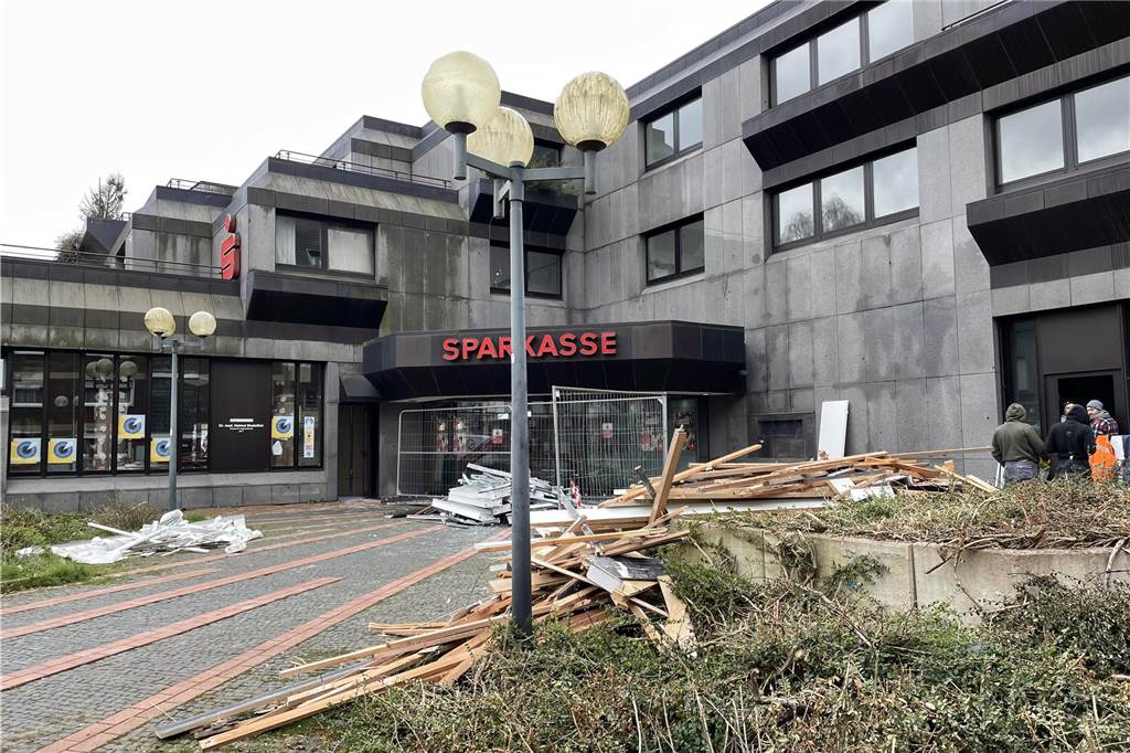 Sparkassen-SB-Filiale in Marten steht jetzt auf dem Aldi-Parkplatz Das ehemalige Sparkassen-Gebäude wird in Kürze abgerissen und macht Platz für den Aldi-Markt-Neubau.