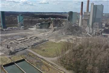 Das ehemalige Steag-Kraftwerk nach der Sprengung. Rechts im Bild sind das Kesselhaus und die zwei Schornsteine zu sehen, die noch gesprengt werden müssen. 