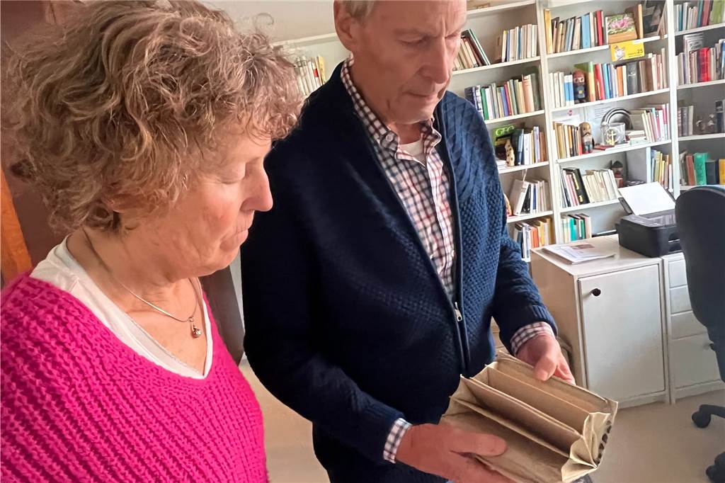 Karin und Hermann Ast von Einbrechern aus dem Schlaf gerissen Das Ehepaar Ast mit dem leeren Portemonnaie.