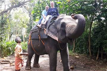 Das Ehepaar Bochmann erlebte viel auf seiner Reise nach Indien - unter anderem einen Ritt auf einem Elefanten.