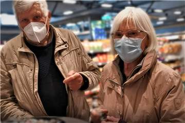 Das Ehepaar Egon und Annette Watzlawek hat sich von der neuen Filiale K+K in Vreden am Eröffnungstag selbst ein Bild gemacht und wird sicher öfter hier vorbeischauen.