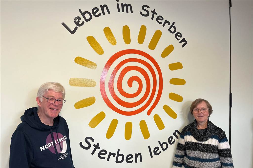 Evri (63) und Helmut (66) Stiller sind Sterbebegleiter: „Lachen mehr als man denkt“ Helmut und Evri Stiller stehen vor einem Symbol der Hospizgruppe Selm Olfen Nordkirchen.