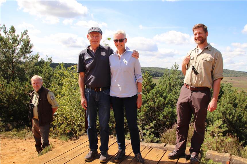 Ehepaar erhielt eine exklusive Führung durch die Borkenberge Das Ehepaar Hüning wurde von Georg Feldmeier (r.) und Michael Diekamp (l.) durch die Borkenberge geführt.