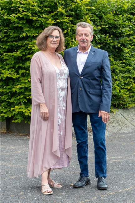 Knaller für BSV Obercastrop: Marion Anfang und Berthold Peiffer heiraten Das Ehepaar ist gleichzeitig das amtierende Königspaar des Schützenvereins BSV Obercastrop. Dort sind sie als König Berti (I.) und Königin Marion (I.) bekannt.