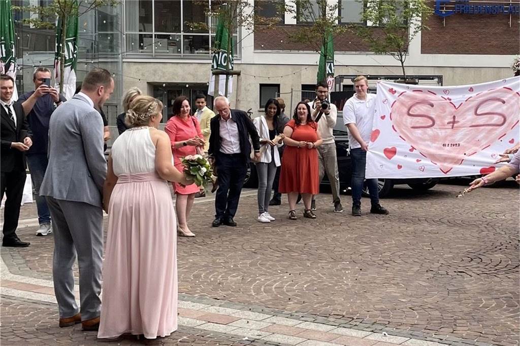 Sascha und Sabine haben in Dortmund geheiratet Das Ehepaar Styner wird von seinen Hochzeitsgästen auf dem Friedensplatz mit einem Laken empfangen. Darauf zu sehen ist ein Herz mit den Anfangsbuchstaben von Sascha und Sabine. Zudem streuen die Gäste Kupfergeld.