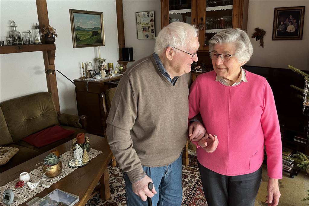 Thea (88) und Paul (91) sind 70 Jahre verheiratet: „Erste große Liebe“ Das Ehepaar Sorges steht im Wohnzimmer und schaut sich an.