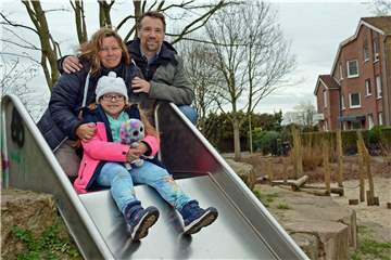 Das Ehepaar Yvonne und Peter Schapal sowie Tochter Melissa fühlen sich sehr wohl im Ortsteil Feldmark.