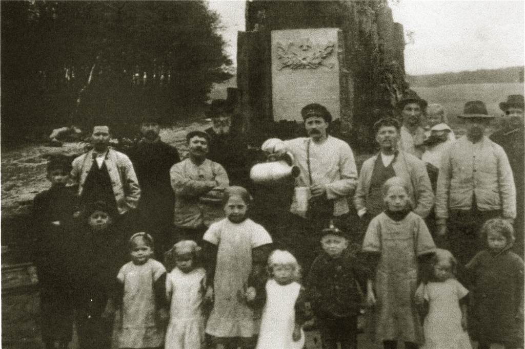 Altes Handwerk im Wandel - Der Steinmetz fertigt jetzt auch QR-Codes Das Ehrenmal in Hullern vor 1890