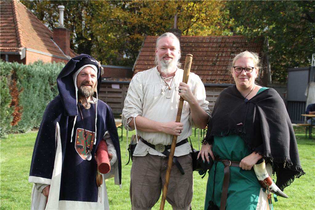 Das eigene Trinkhorn hatten die Gäste natürlich auch oft dabei. Am Sonntag fanden außerdem parallel zum Markt die Oedinger Herbstmeile und der Familienflohmarkt statt.