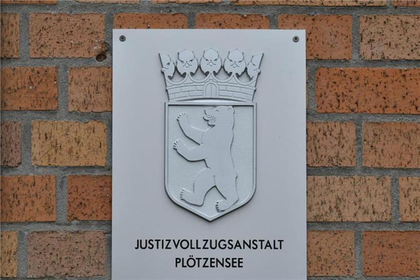 Gefängnis-Ausbrecher noch flüchtig - weiterer Insasse fehlt Das Eingangsschild der Justizvollzugsanstalt Plötzensee in Berlin. Unklar bleibt bisher, warum der Ausbruch lange unbemerkt bliebt. Foto: Paul Zinken