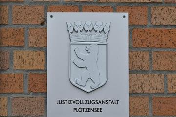 Das Eingangsschild der Justizvollzugsanstalt Plötzensee in Berlin. Unklar bleibt bisher, warum der Ausbruch lange unbemerkt bliebt. Foto: Paul Zinken