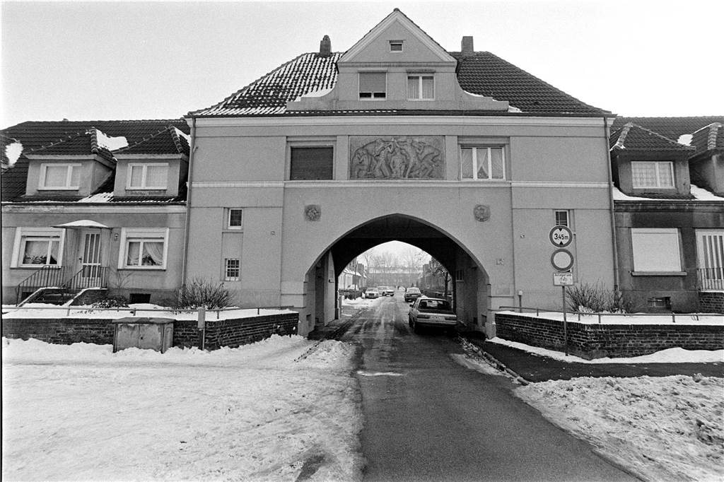 Das Eingangstor über der Kösterstraße in Lünen-Süd.